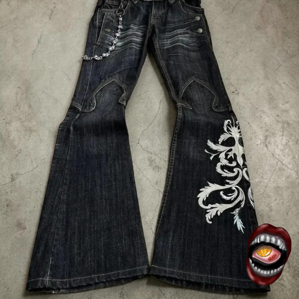 Calça Jeans Flare Bordado Tribal e Corrente
