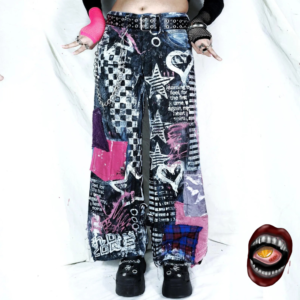 Calça Jeans Customizada com Patchwork e Graffiti