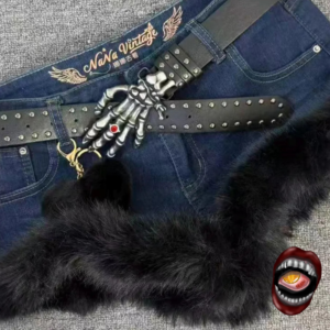Shorts Jeans Cinto de Tachas e Cauda de Pelúcia