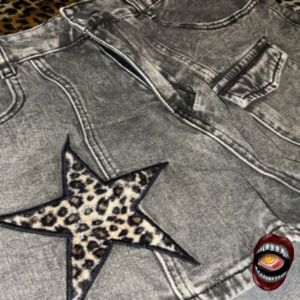 Shorts Cinza com Patch de Estrela em Animal Print