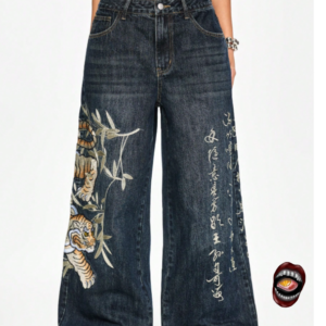 Calça Jeans Wide Leg Bordada Tigre e Caligrafia