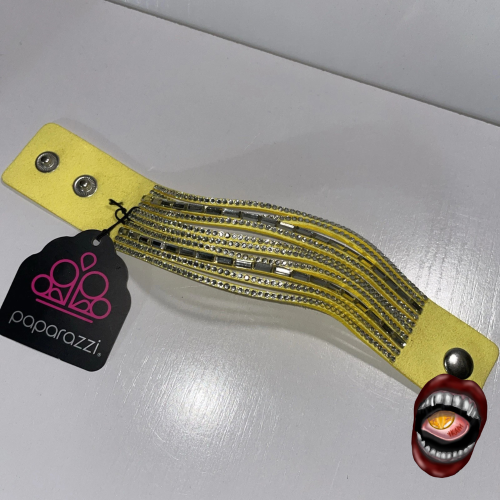 Cinto Amarelo com Aplicações Prateadas